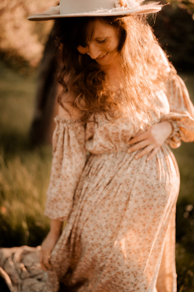 Babybauchshooting Dresden, Schwanger, Fotos mit Babybauch Dresden, Fotoshooting Dresden, Fotograf Dresden, Sonnenuntergangsshooting Dresden