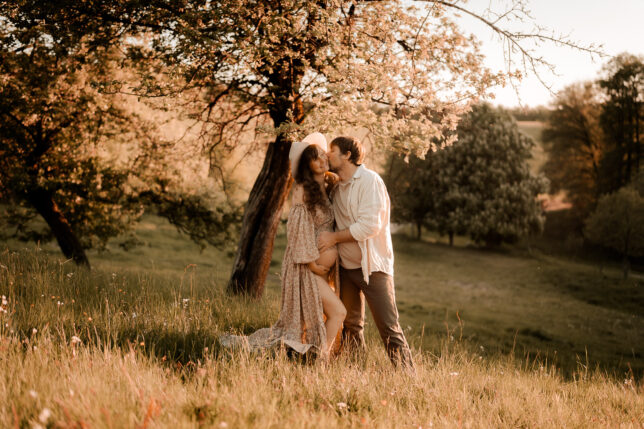 Babybauchshooting Dresden, Schwanger, Fotos mit Babybauch Dresden, Fotoshooting Dresden, Fotograf Dresden, Sonnenuntergangsshooting Dresden