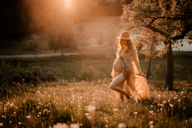 Babybauchshooting Dresden, Schwanger, Fotos mit Babybauch Dresden, Fotoshooting Dresden, Fotograf Dresden, Sonnenuntergangsshooting Dresden