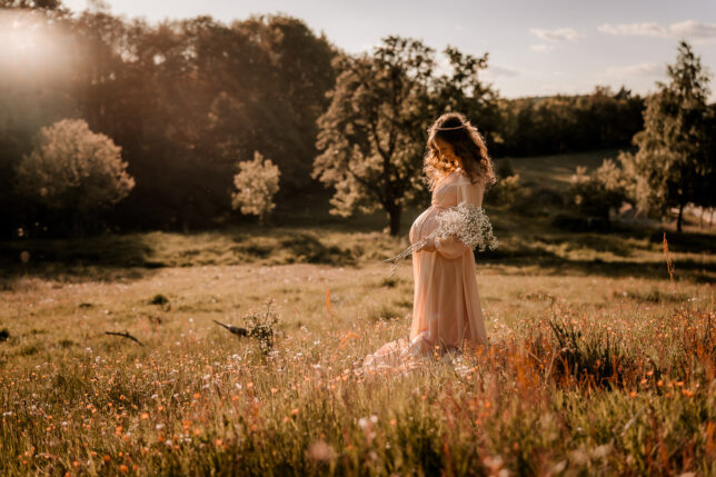 Babybauchshooting Dresden, Schwanger, Fotos mit Babybauch Dresden, Fotoshooting Dresden, Fotograf Dresden, Sonnenuntergangsshooting Dresden
